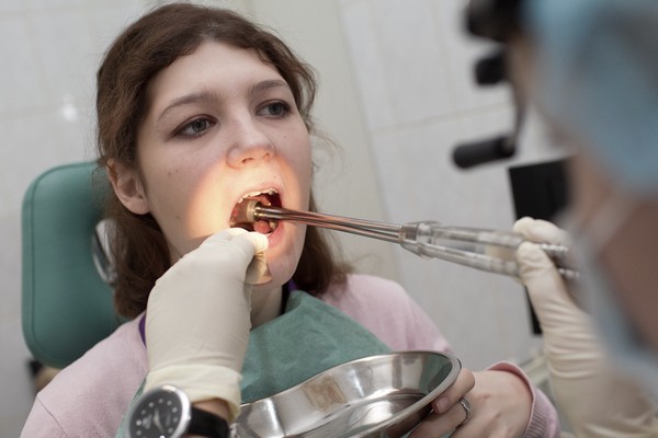 Как промывают миндалины при тонзиллите