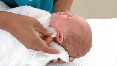 Отит у грудничка: симптомы, лечение и меры профилактики