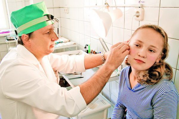 Врач лечит отит
